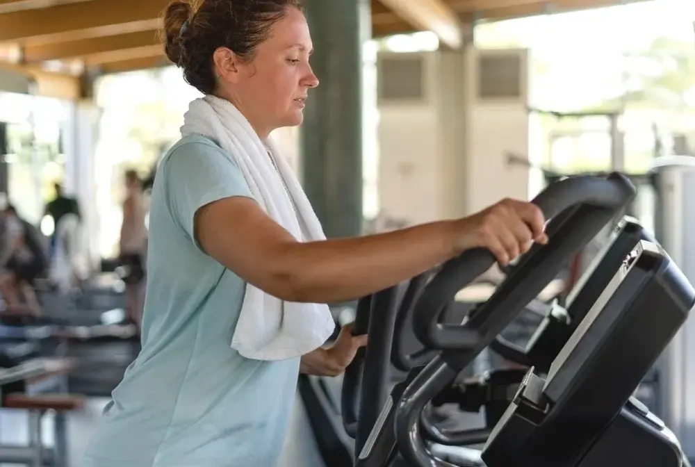 Bieżnia czy orbitrek? Sprawdź, które cardio wybrać do domu!