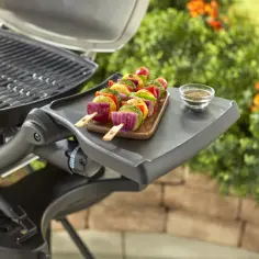 Kolorowe szaszłyki warzywne gotowe do grillowania. Czy grill jest zdrowy? Tak, jeśli wybierasz warzywa i chude mięso!