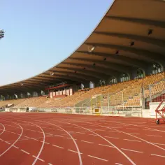 Stadion lekkoatletyczny z bieżnią i trybunami. Jedno okrążenie stadionu lekkoatletycznego ma 400 metrów.