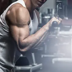 Mięśnie ramion w ruchu, gdzie jest triceps, podczas ćwiczeń na siłowni.
