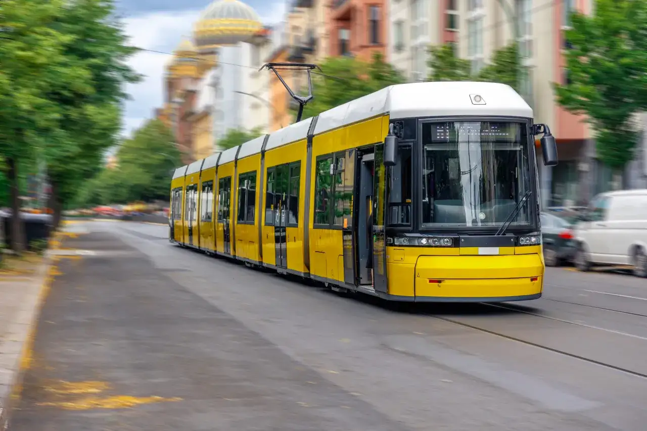 Żółty tramwaj w ruchu miejskim, symbol nowoczesnej mobilności.
