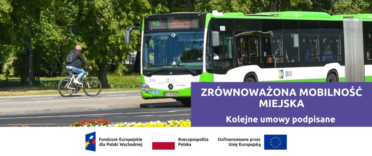 Rowerzysta i zielony autobus miejski. To przykład zrównoważonej mobilności miejskiej, czyli jak dbamy o środowisko w transporcie.
