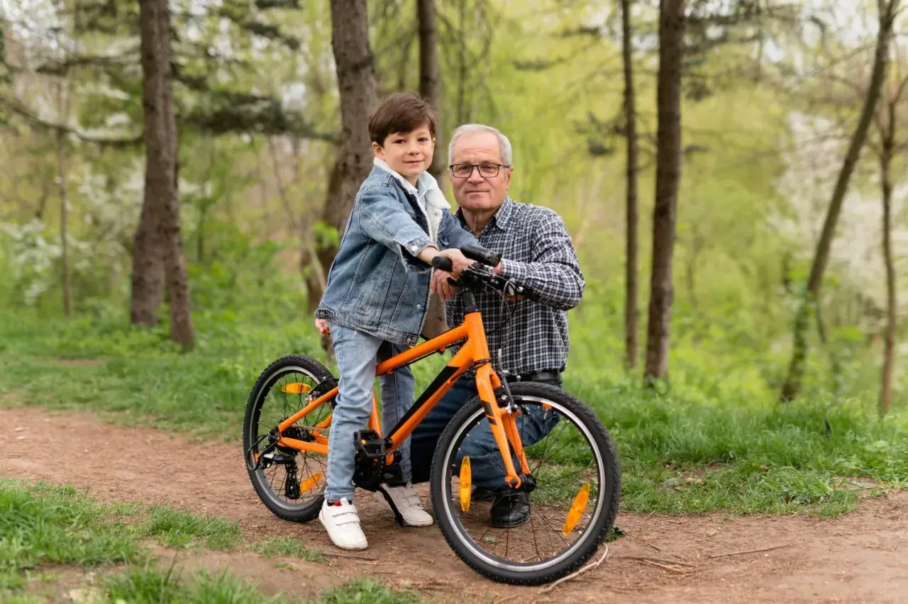 Chłopiec na rowerze 20 cali na jaki wzrost? Dziadek z wnukiem w lesie, gotowi na wspólną przejażdżkę.