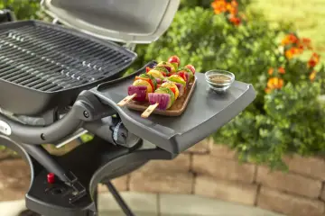 Kolorowe szaszłyki warzywne gotowe do grillowania. Czy grill jest zdrowy? Tak, jeśli wybierasz warzywa i chude mięso!