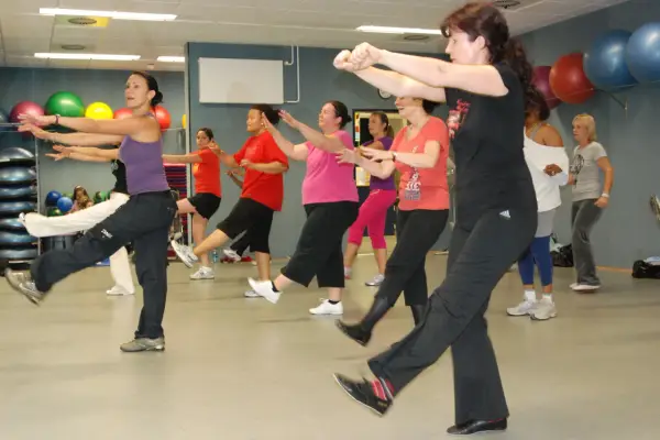 Zumba: Co to jest? Odkryj taneczny fitness i poczuj energię!