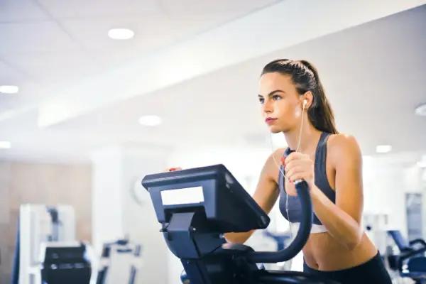 Ile kcal spala cardio? Poznaj sekrety efektywnego spalania kalorii