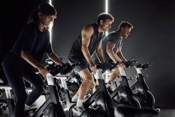 Indoor cycling: Co to jest? Korzyści, efekty i jak zacząć