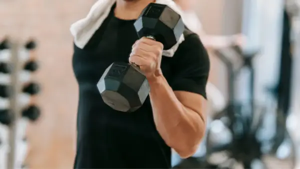 Siłownia a wzrost: Czy trening hamuje rozwój? Fakty i mity