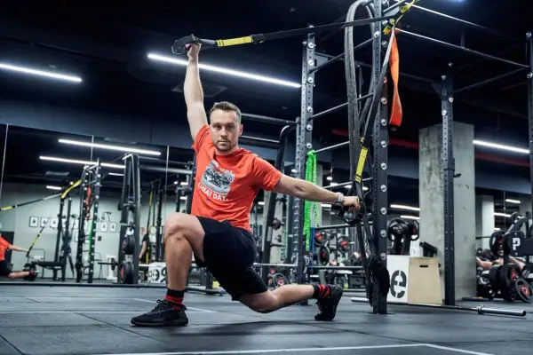 Plan Upper/Lower: Gotowy 4-dniowy trening + zalety i wady